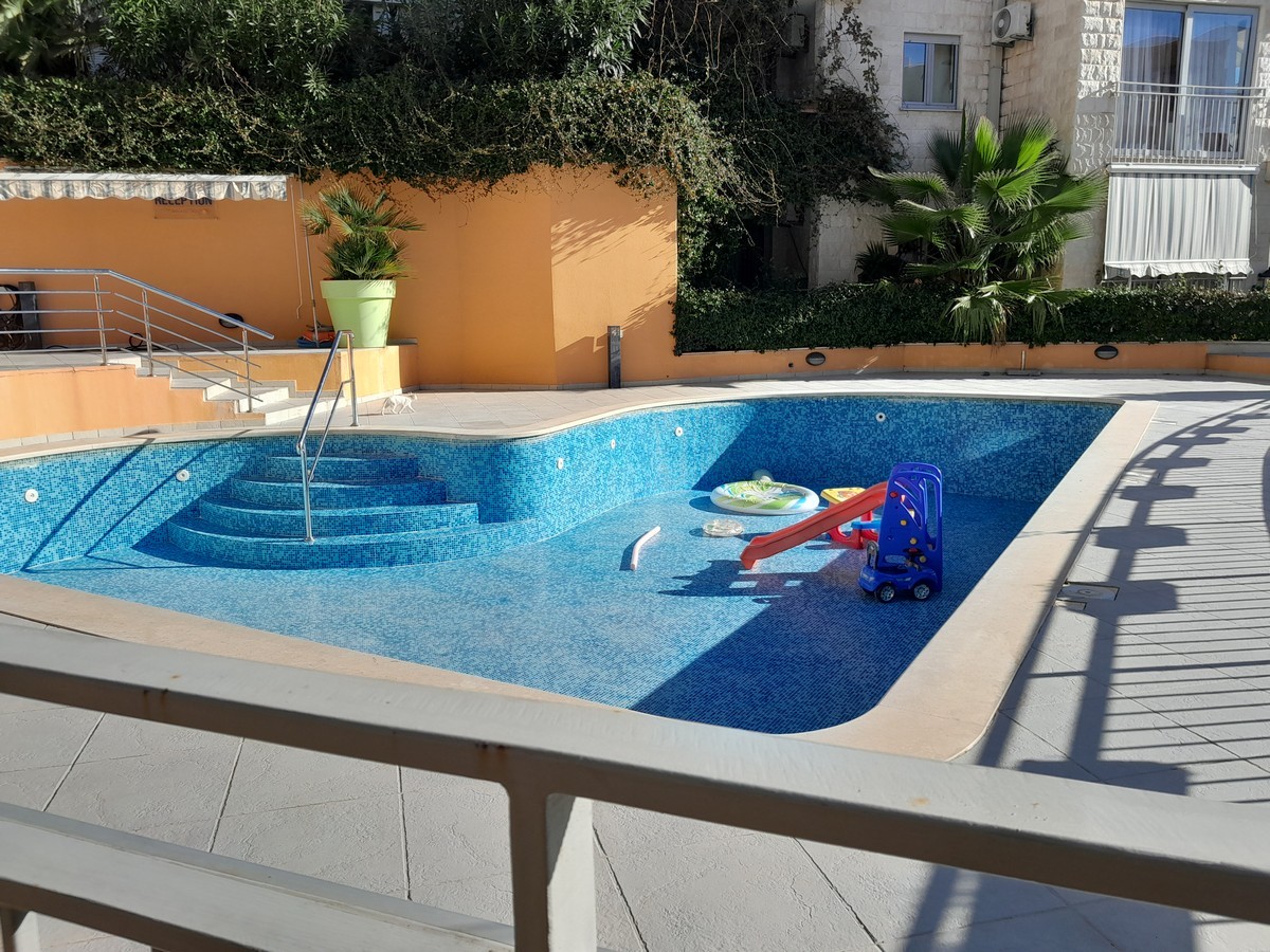 One-Bedroom Apartment with Terrace and Pool in Front of the Building, Petrovac